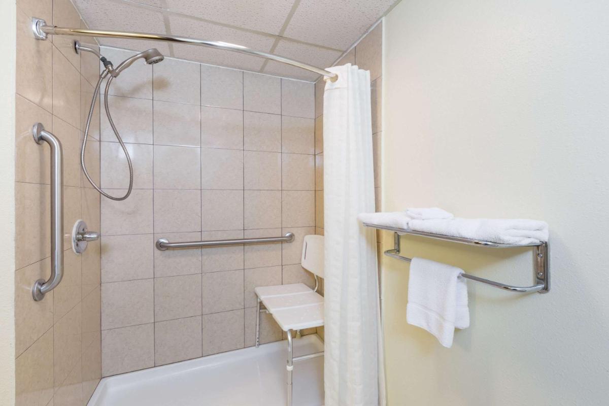 Super 8 by Wyndham Newton - Housity