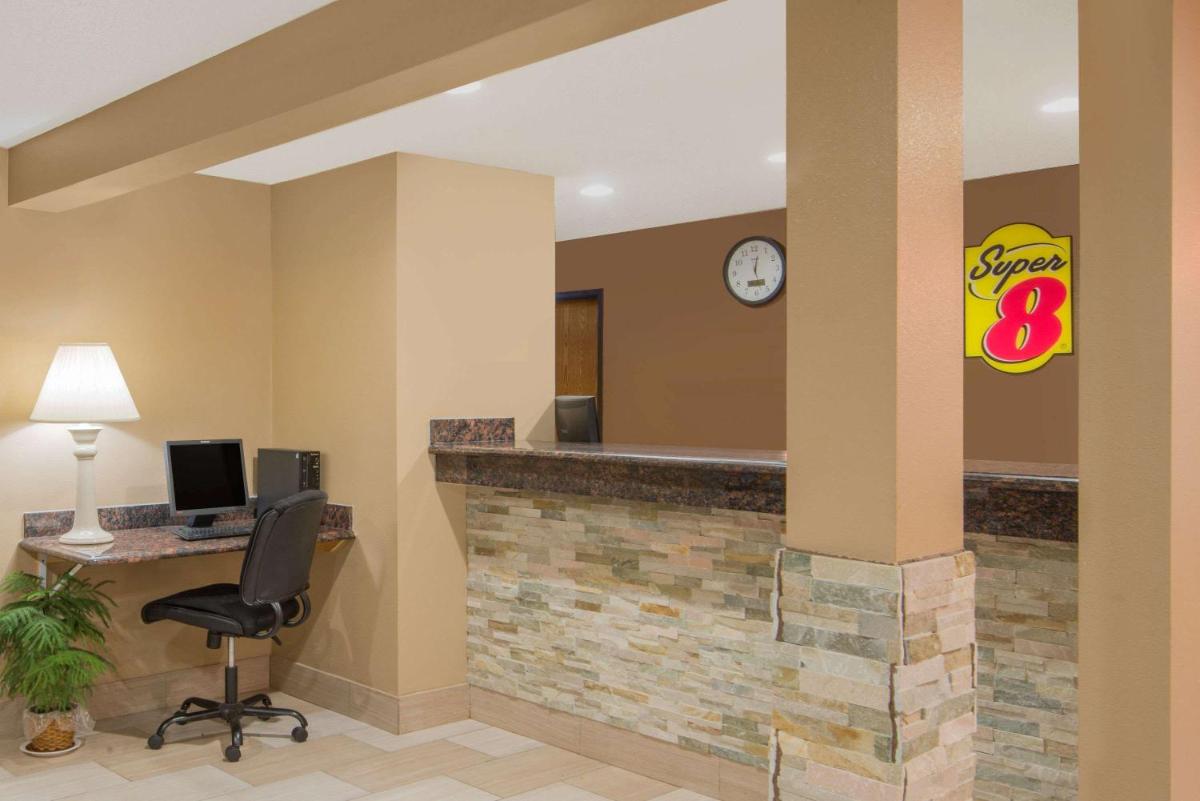 Super 8 by Wyndham Story City - Housity