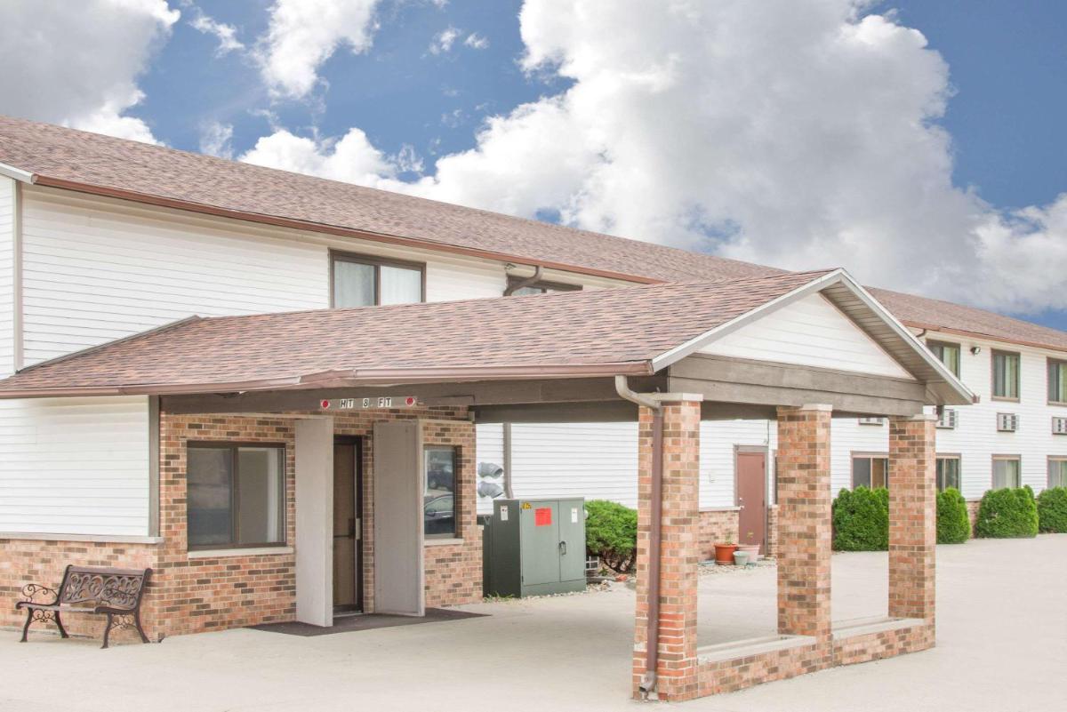 Super 8 by Wyndham Story City - Housity
