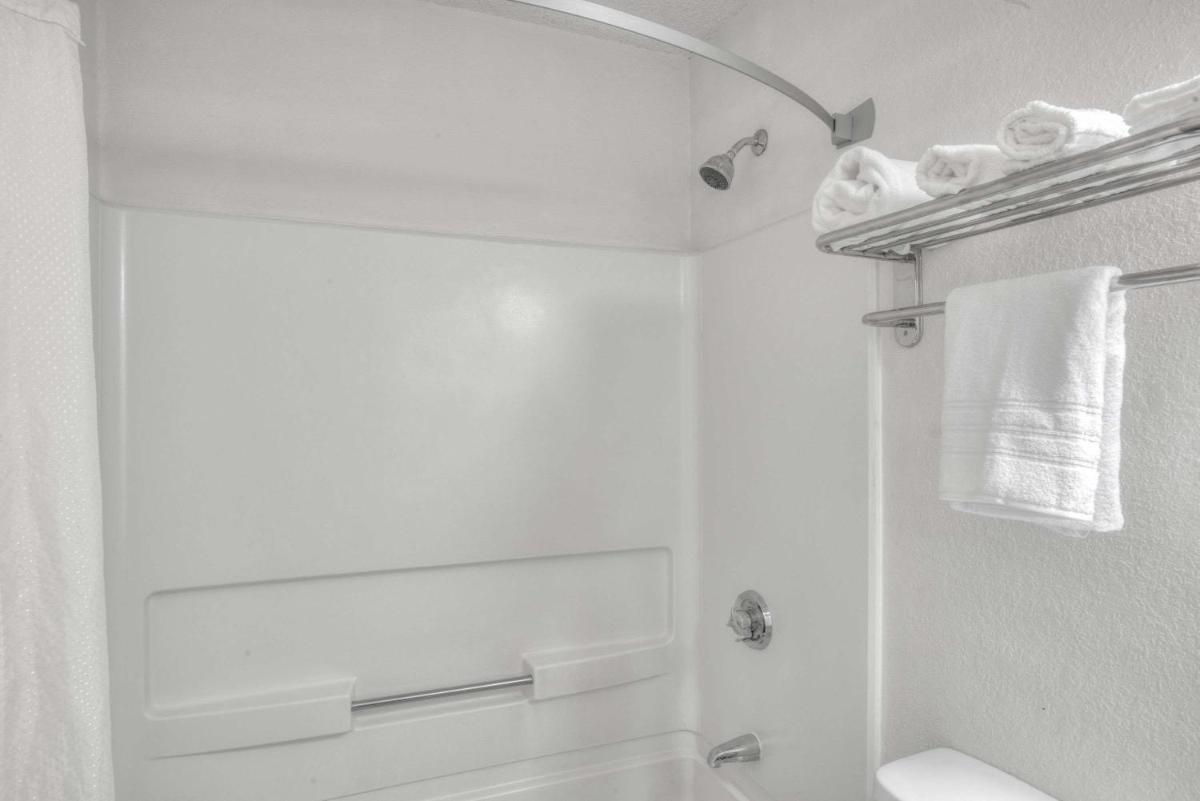 Super 8 by Wyndham Augusta - Housity