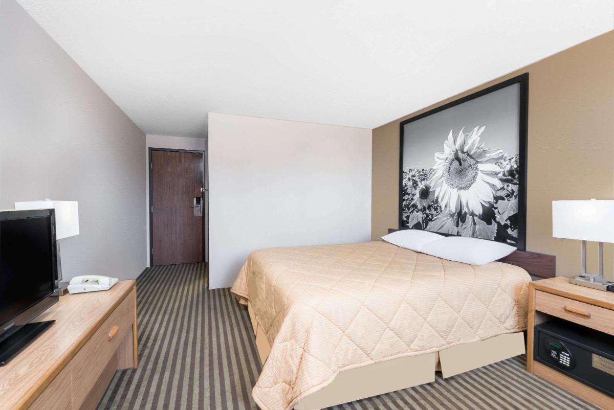 Super 8 by Wyndham Bowman - Housity