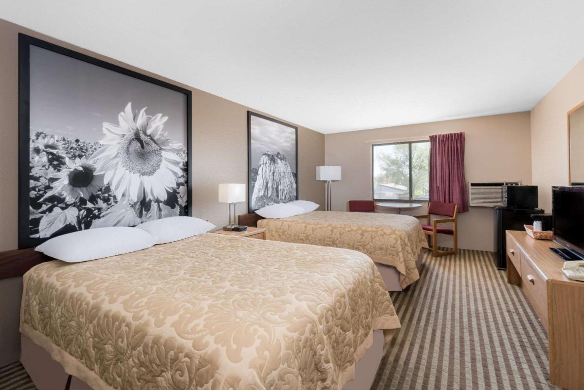 Super 8 by Wyndham Bowman - Housity