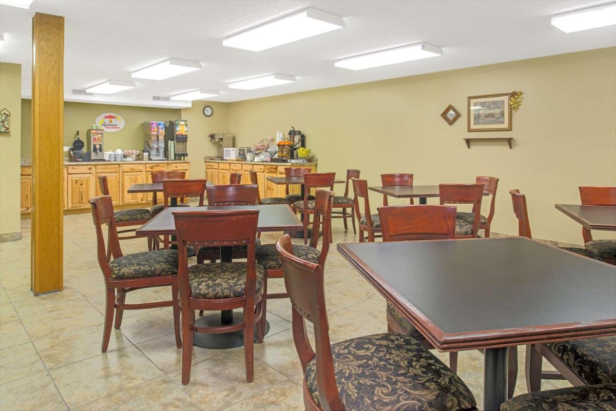 Super 8 by Wyndham St. Clair MO - Housity