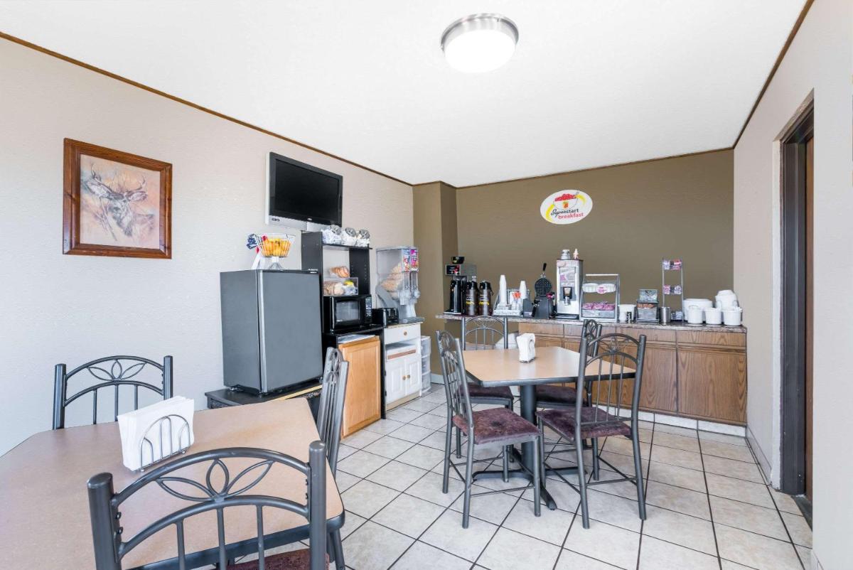 Super 8 by Wyndham Bowman - Housity
