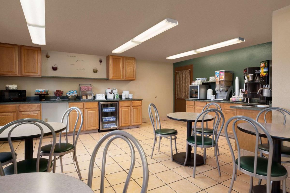 Super 8 by Wyndham Coeur d'Alene - Housity