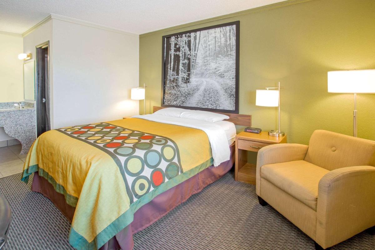 Super 8 by Wyndham Windsor/Madison North - Housity