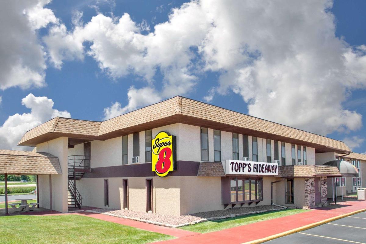 Super 8 by Wyndham Windsor/Madison North - Housity