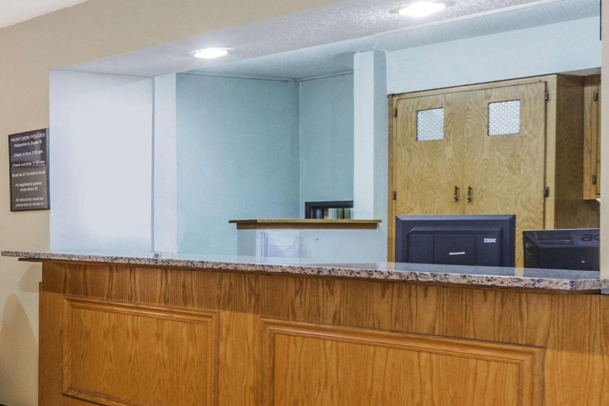 Super 8 by Wyndham East Stroudsburg - Poconos - Housity