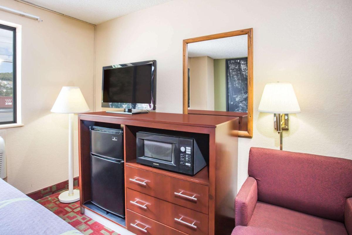 Super 8 by Wyndham Harrisonburg - Housity