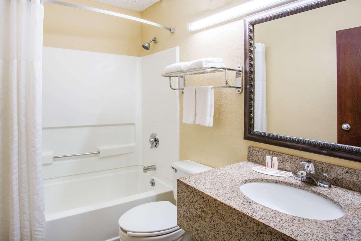 Super 8 by Wyndham Harrisonburg - Housity