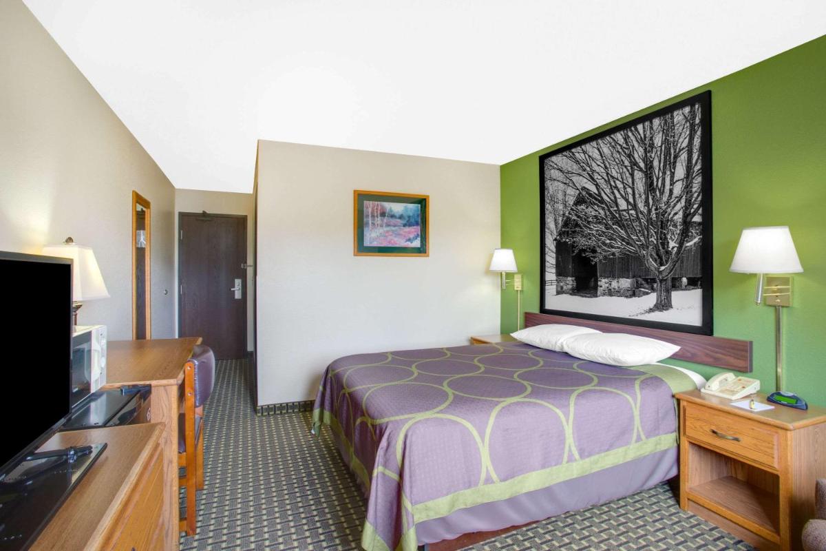 Super 8 by Wyndham Radford VA - Housity