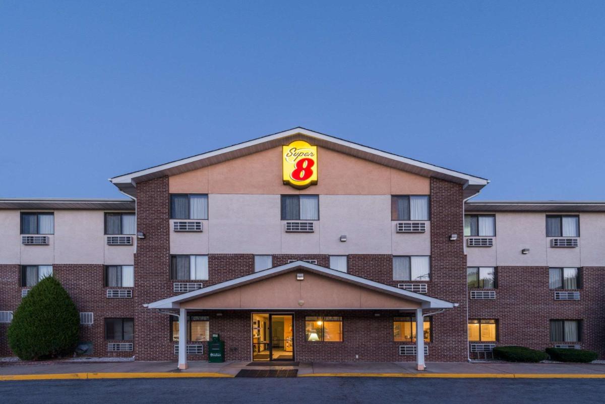 Super 8 by Wyndham Front Royal - Housity