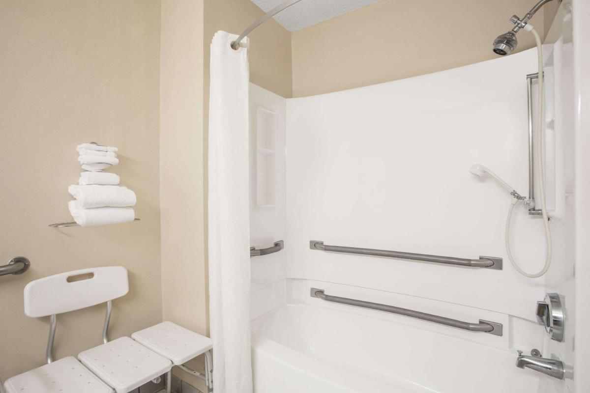 Super 8 by Wyndham Christiansburg/Blacksburg Area - Housity