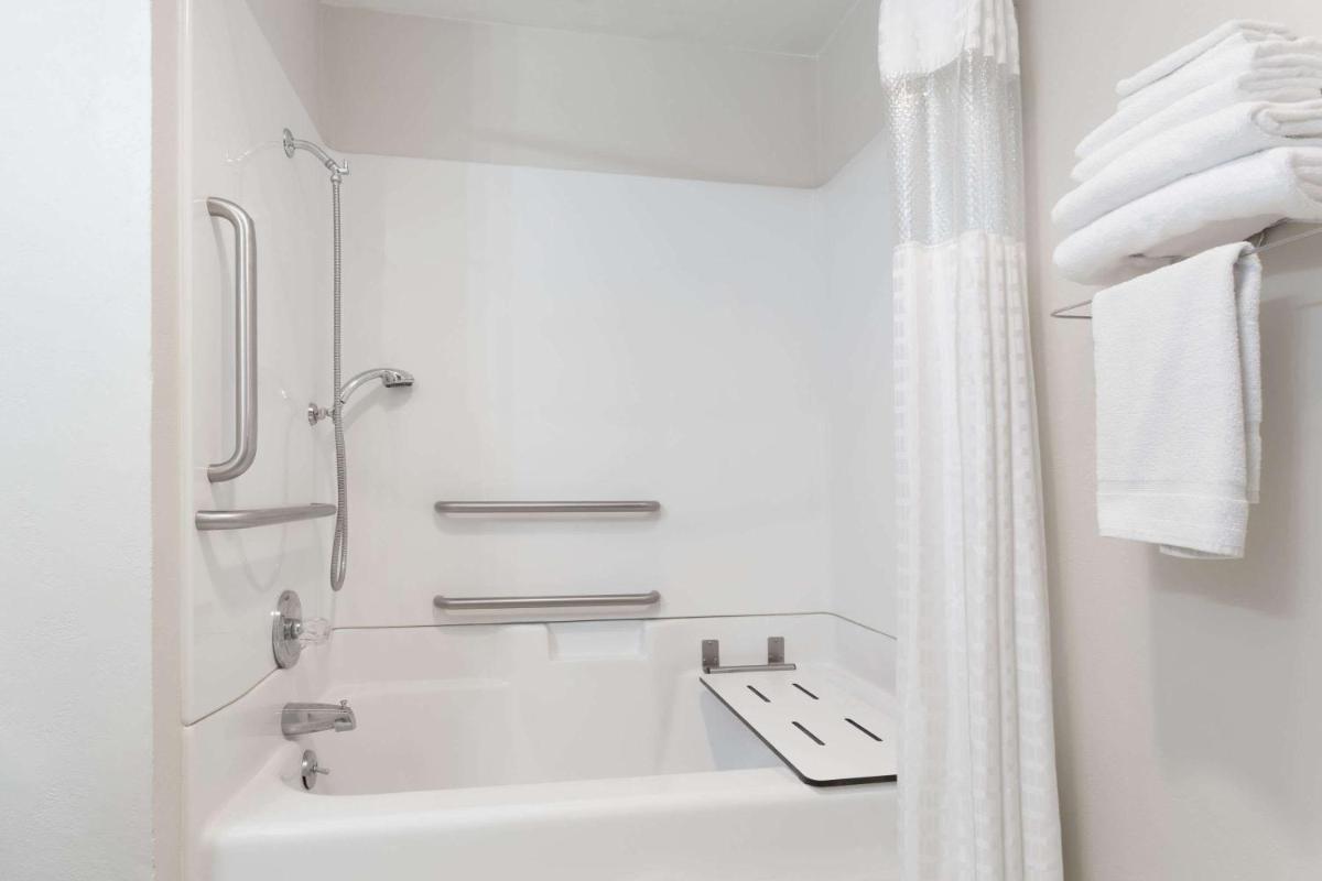 Super 8 by Wyndham Shelton - Housity
