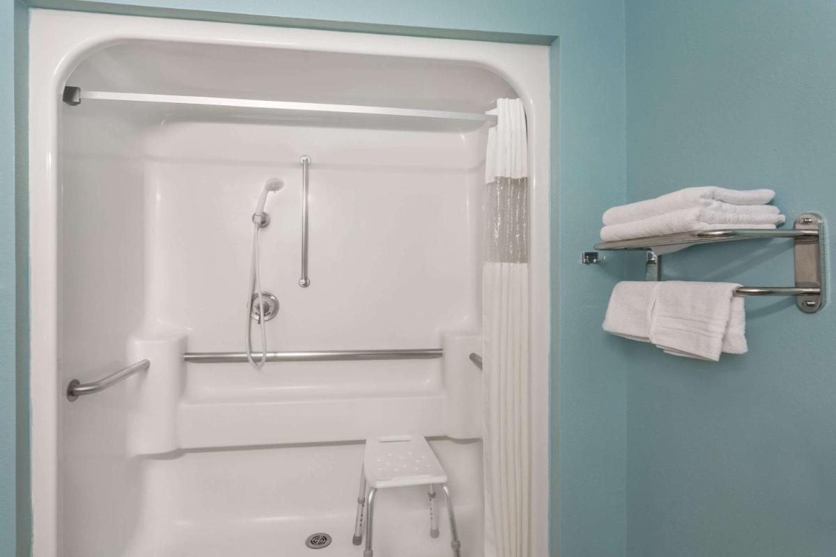 Super 8 by Wyndham Cedar City - Housity