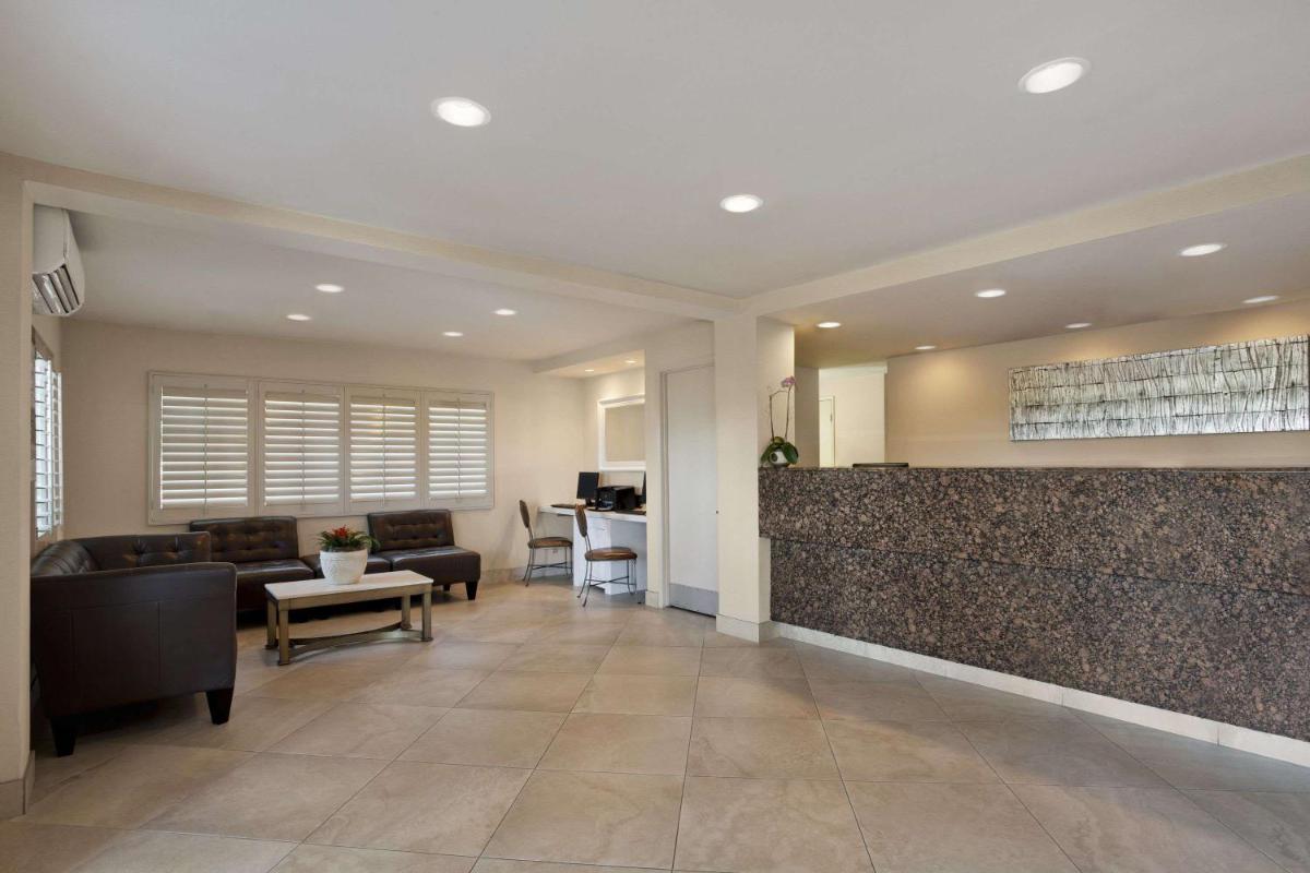 Days Inn by Wyndham San Diego Hotel Circle - Housity