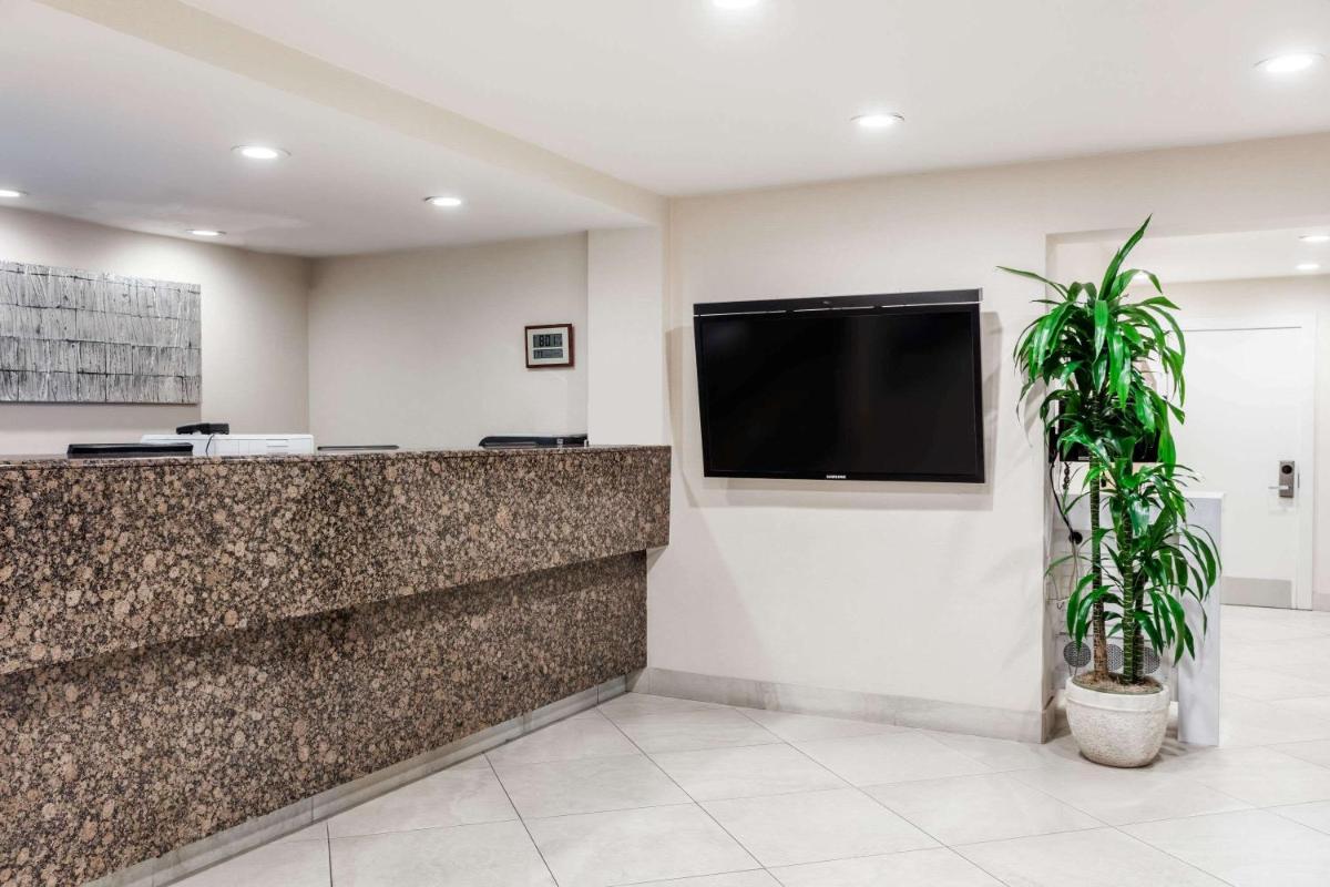 Days Inn by Wyndham San Diego Hotel Circle - Housity