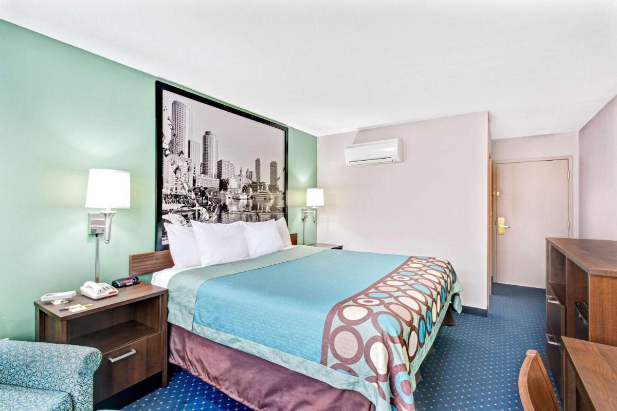 Super 8 by Wyndham Brockton - Housity