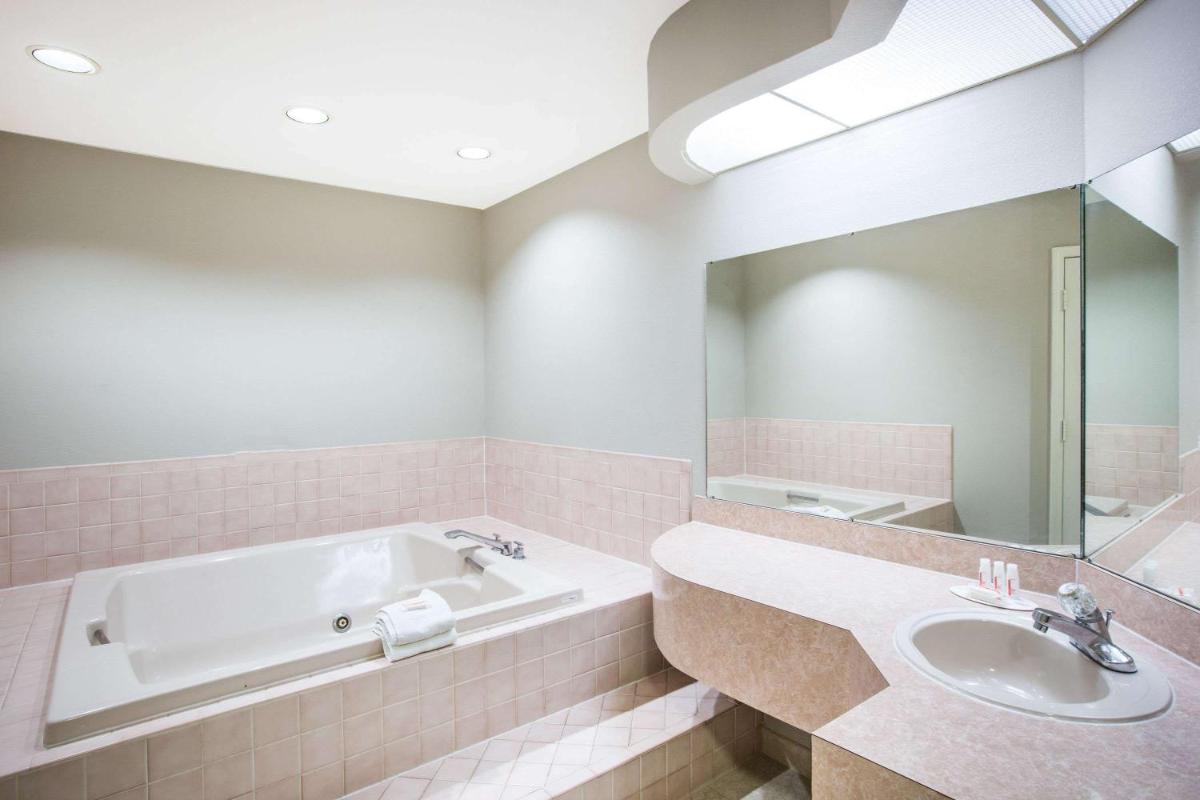 Super 8 by Wyndham Oxford MS University Area - Housity
