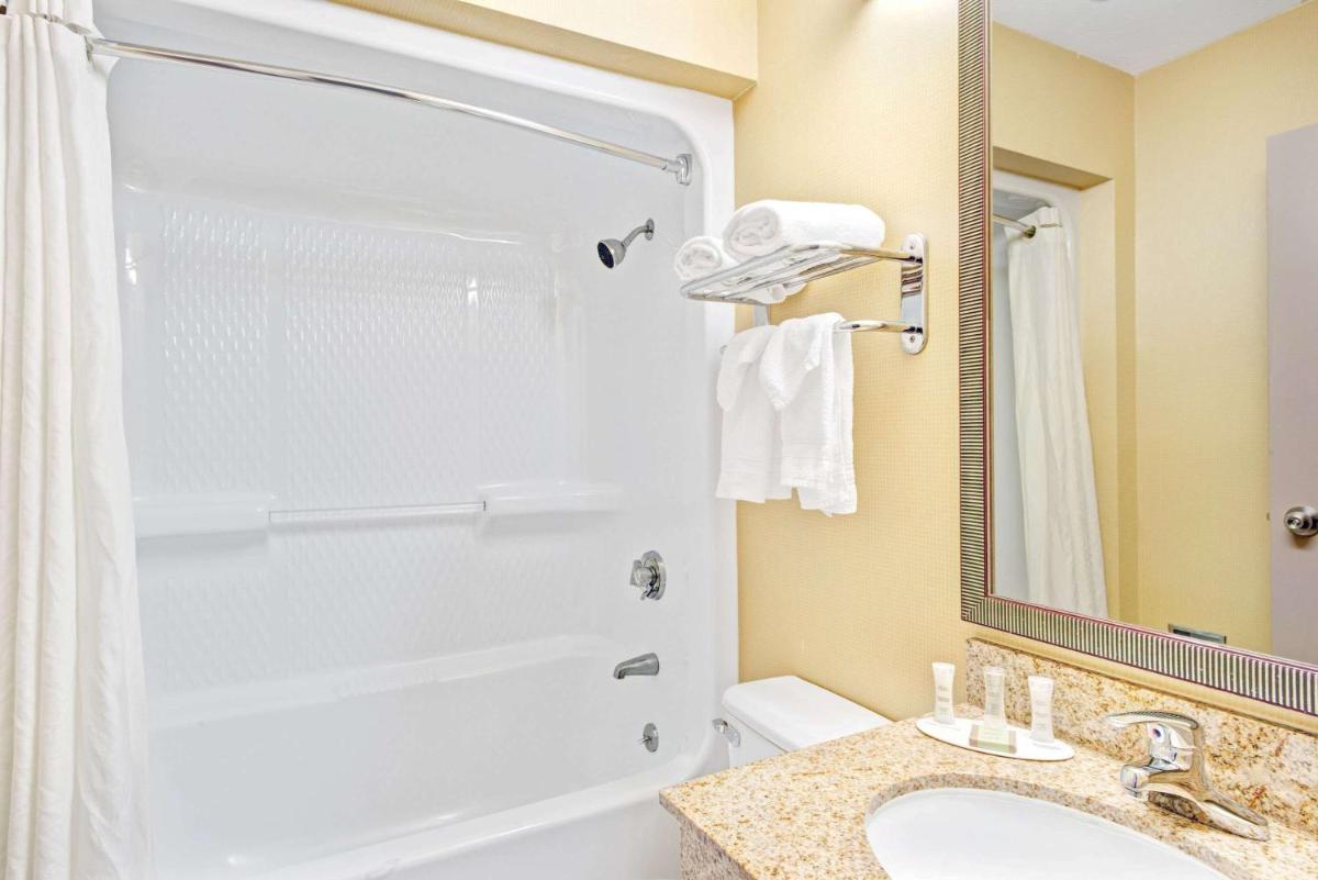 Super 8 by Wyndham Brockton - Housity
