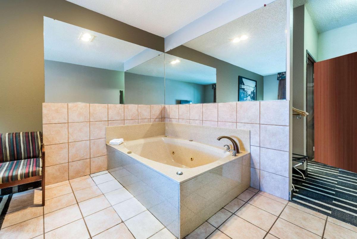 Super 8 by Wyndham Fort Worth North - Housity