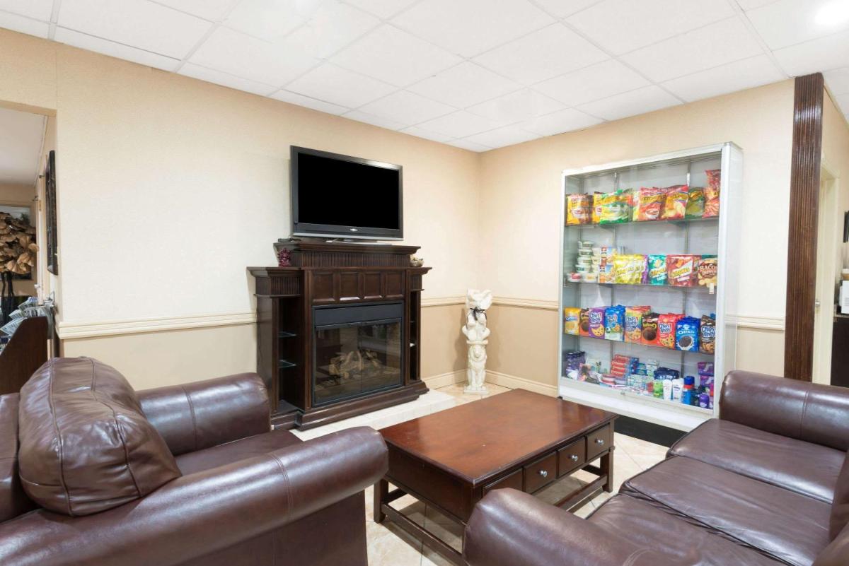 Super 8 by Wyndham Cambridge/Kitchener/Waterloo Area - Housity