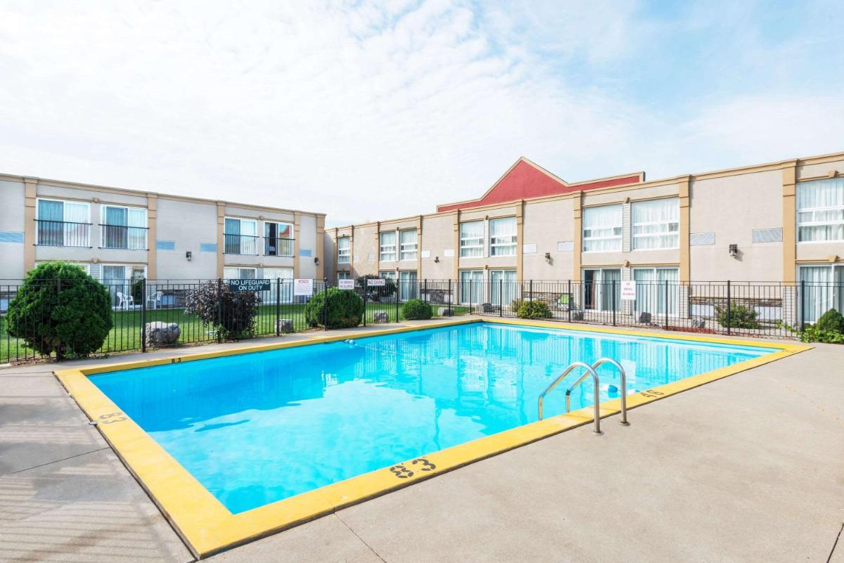Super 8 by Wyndham Cambridge/Kitchener/Waterloo Area - Housity