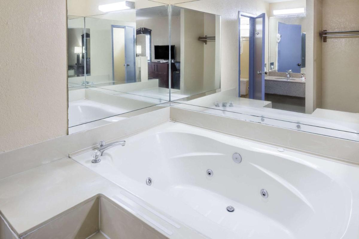 Days Inn by Wyndham Walterboro - Housity