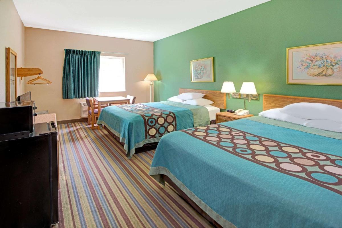 Super 8 by Wyndham Pontoon Beach IL/St. Louis MO Area - Housity