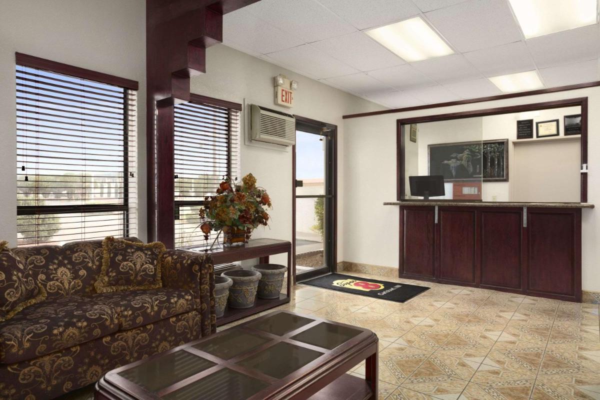 Super 8 by Wyndham Carlsbad - Housity