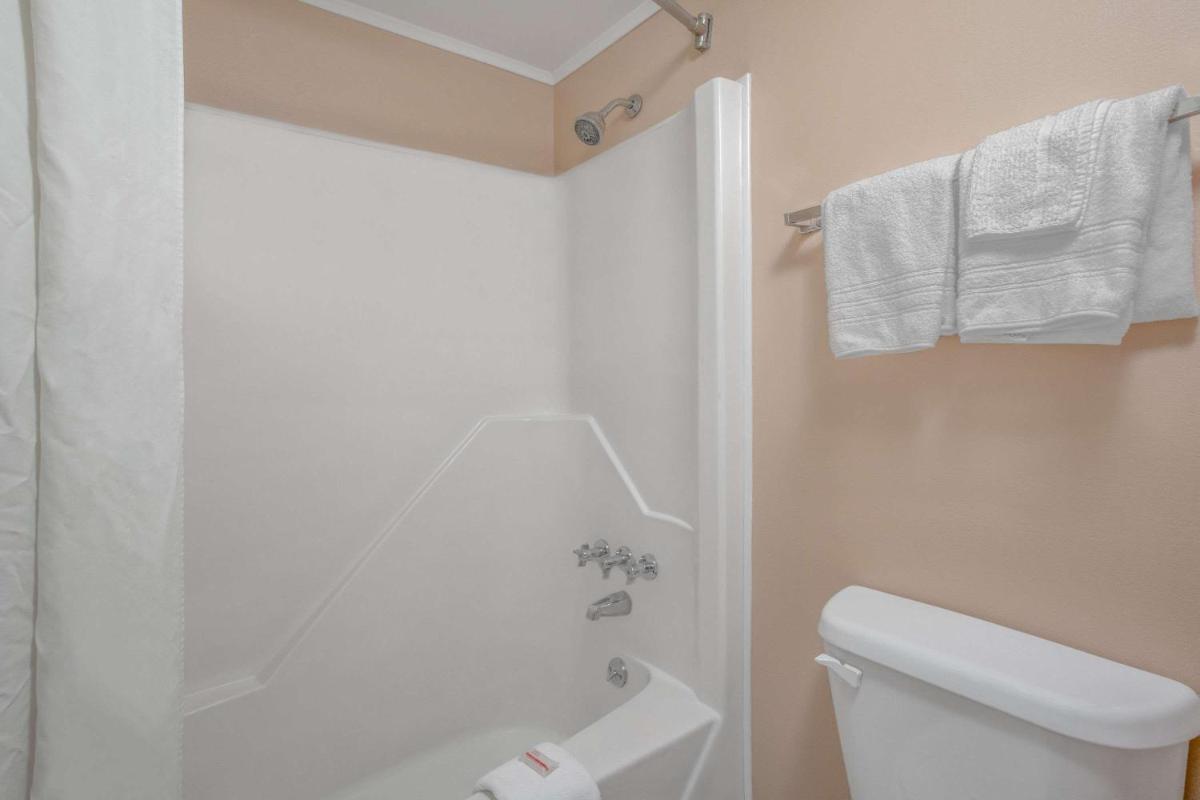Super 8 by Wyndham Carlisle North - Housity