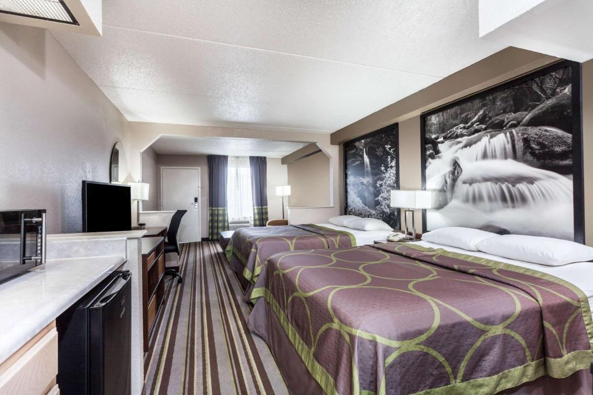Super 8 by Wyndham Pigeon Forge-Emert St - Housity