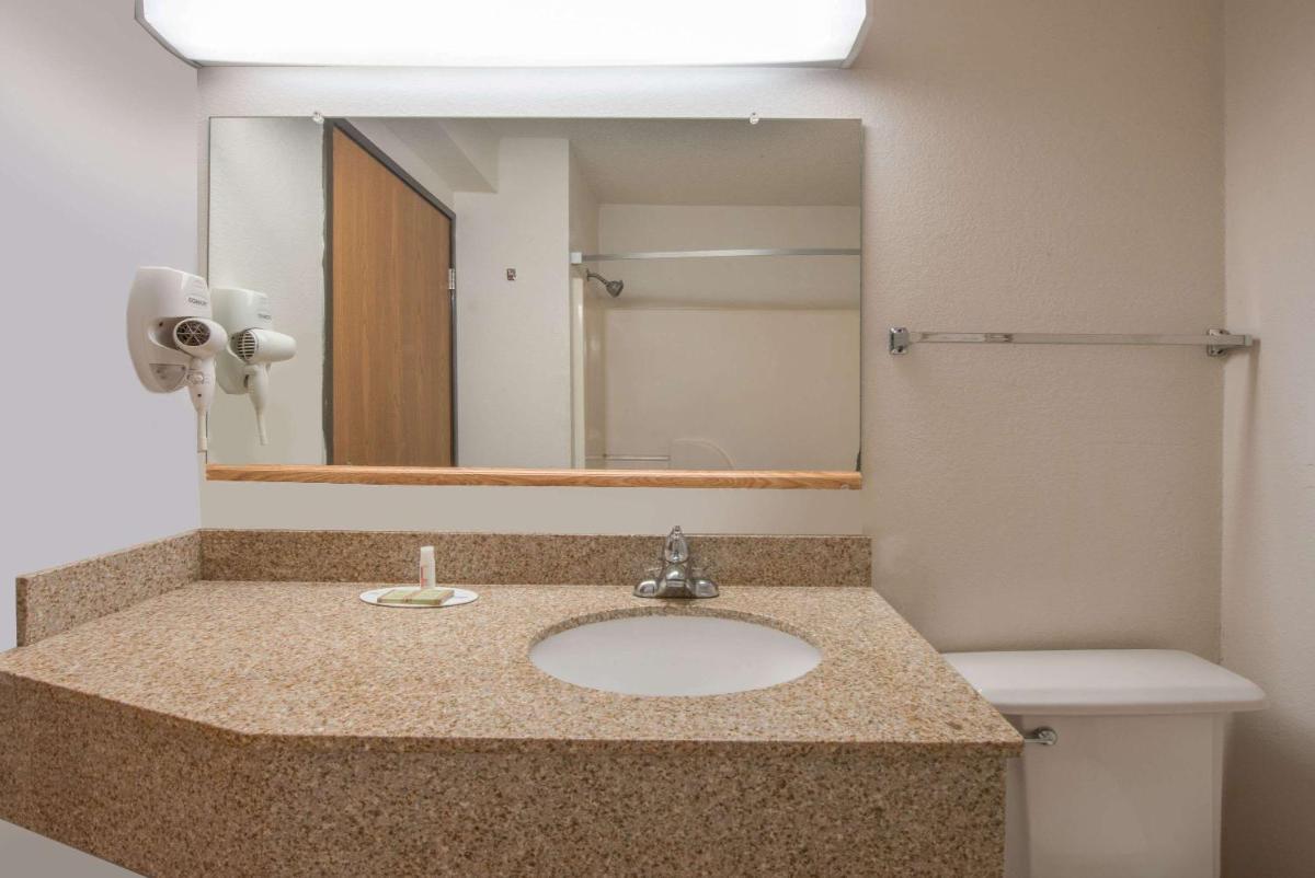 Super 8 by Wyndham College Station - Housity