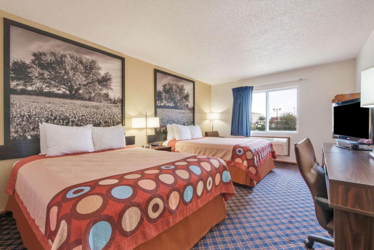 Super 8 by Wyndham College Station - Housity