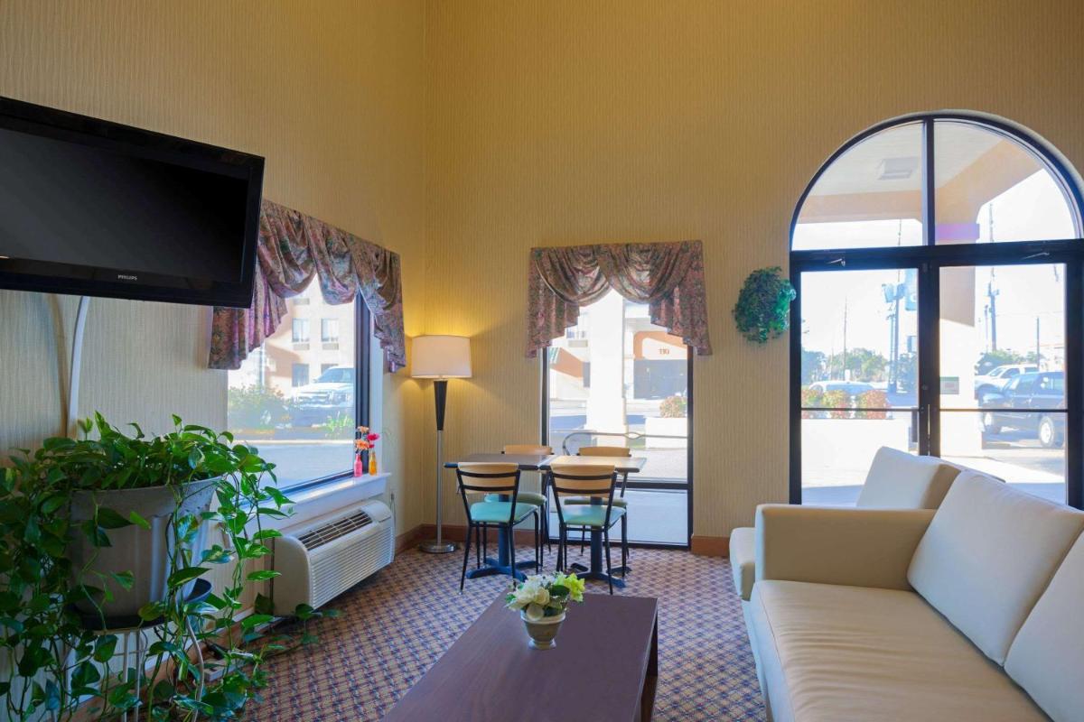 Super 8 by Wyndham Hammond - Housity
