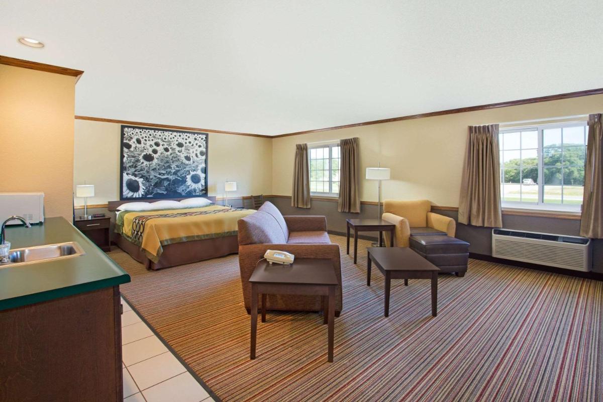 Super 8 by Wyndham New Hampton - Housity