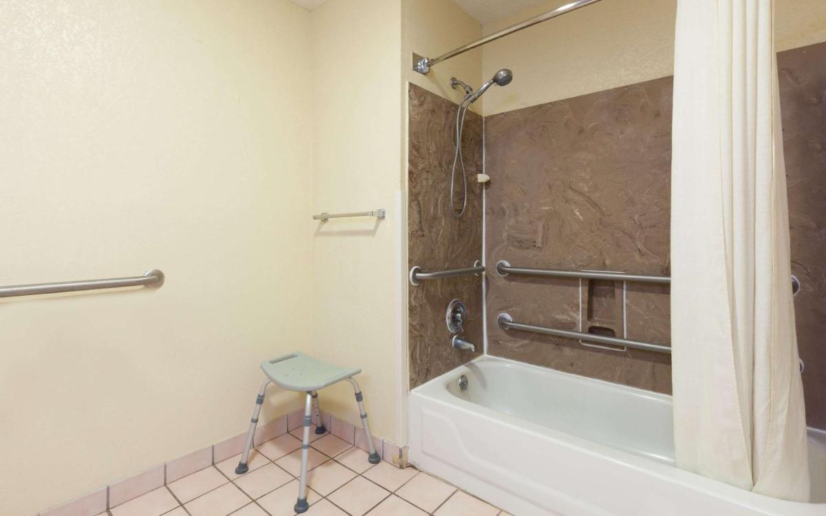 Super 8 by Wyndham Hammond - Housity
