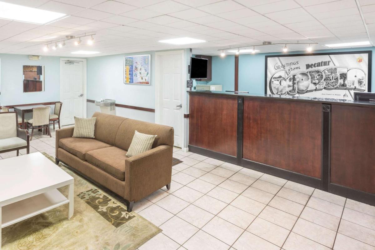 Super 8 by Wyndham Lithonia - Housity