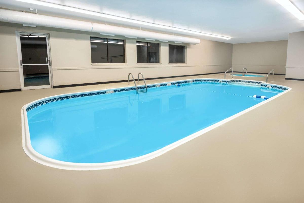 Super 8 by Wyndham Pevely - Housity