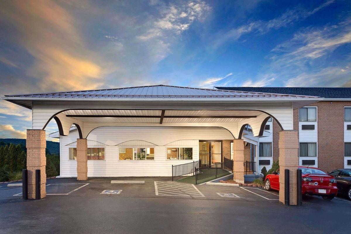 Super 8 by Wyndham Hillsville - Housity