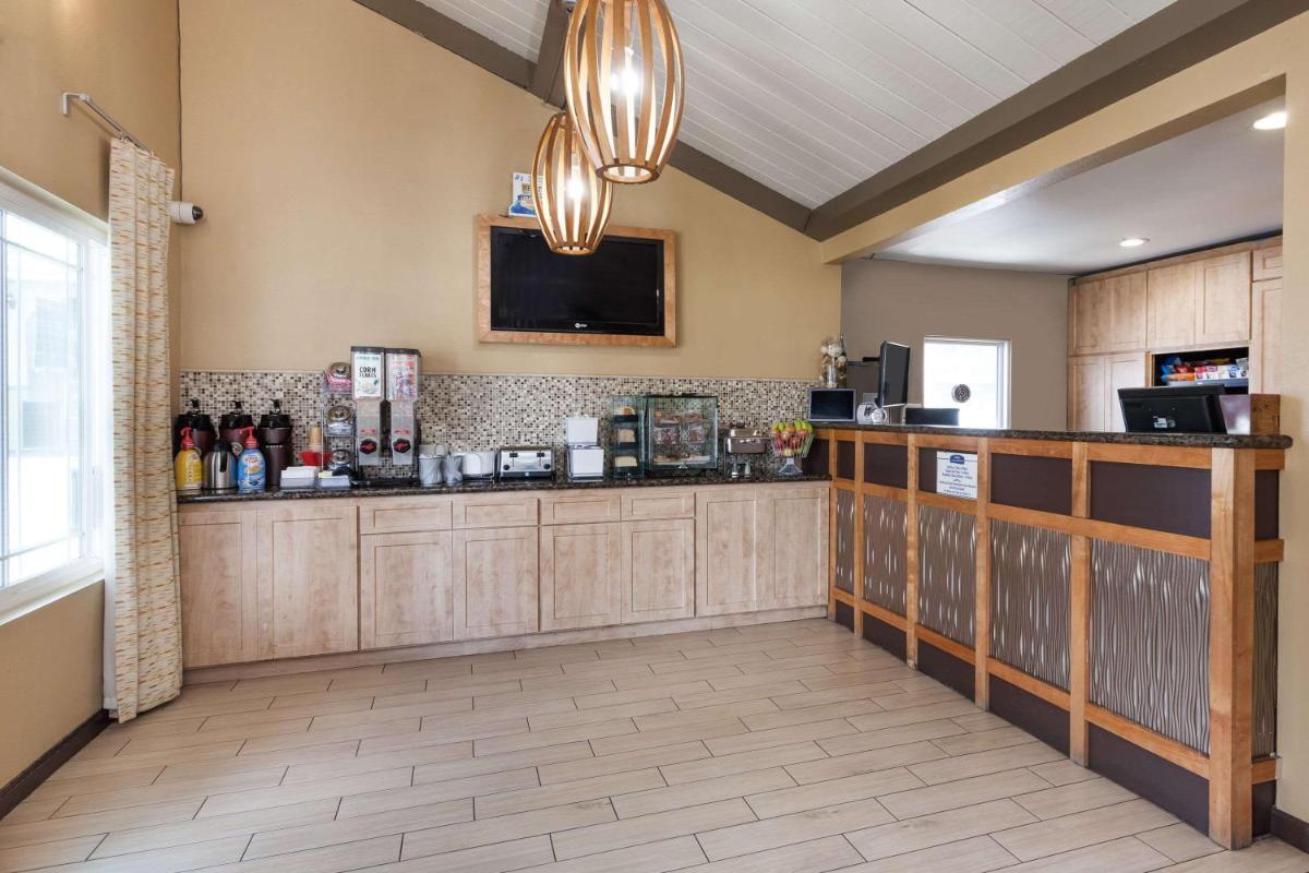 Howard Johnson by Wyndham National City/San Diego South - Housity