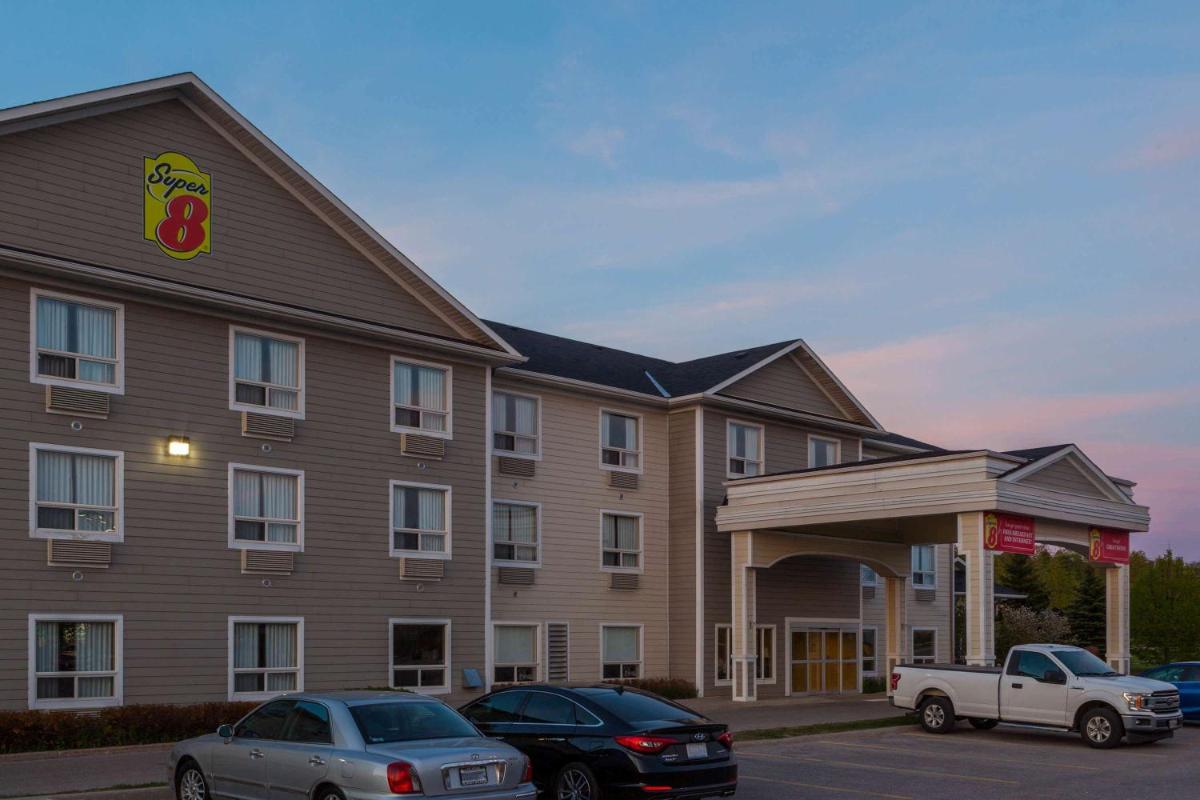Super 8 by Wyndham Midland - Housity