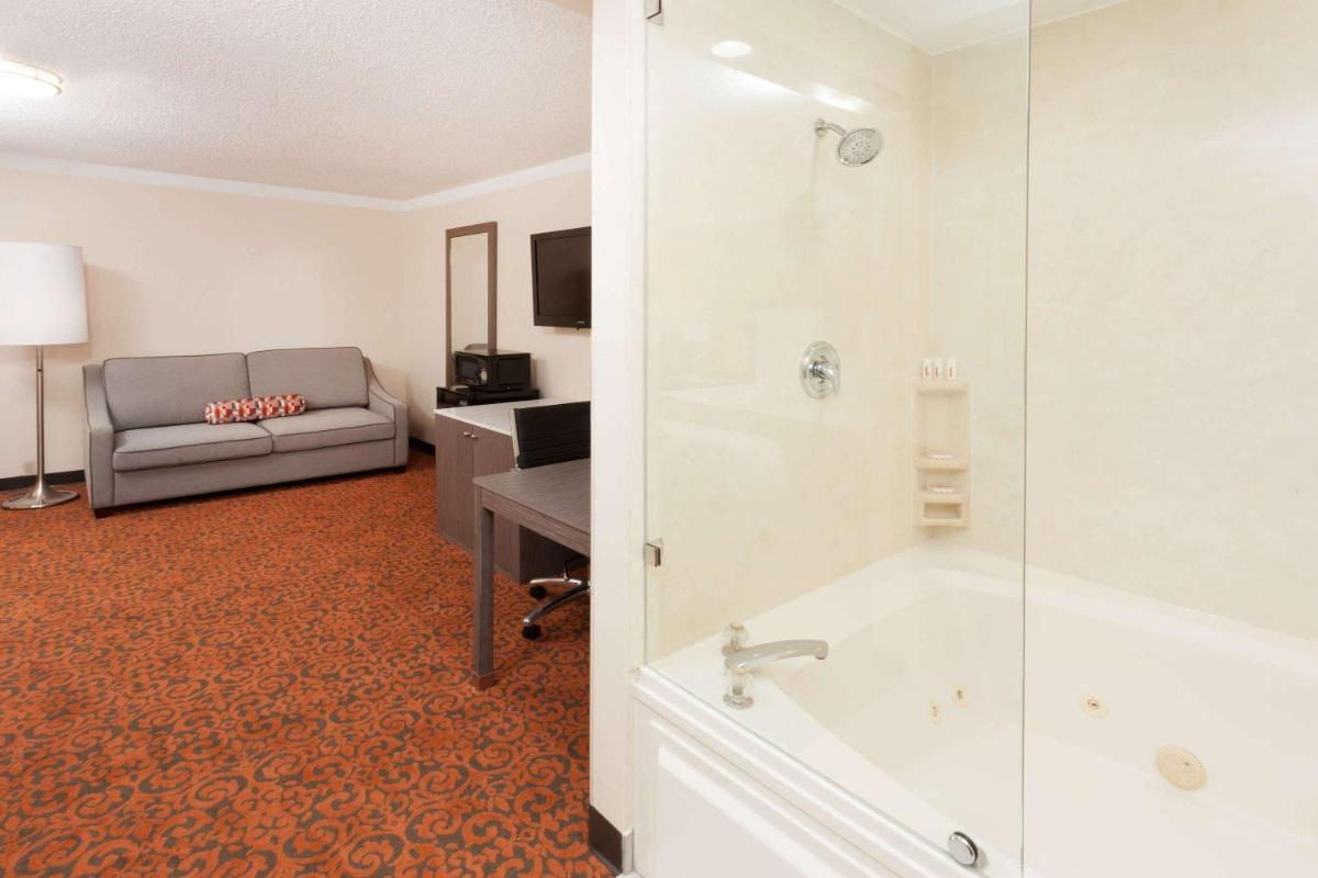 Baymont by Wyndham Chicago/Alsip - Housity
