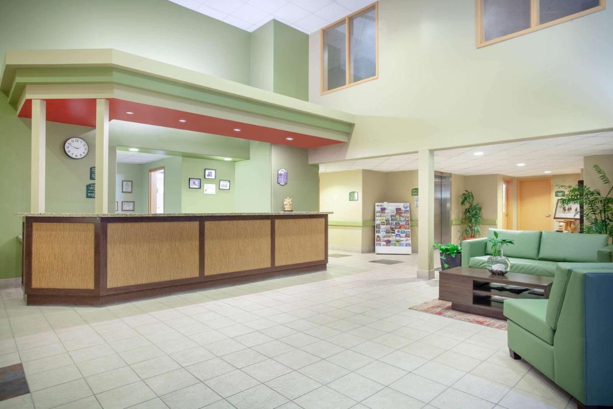Super 8 by Wyndham Midland - Housity