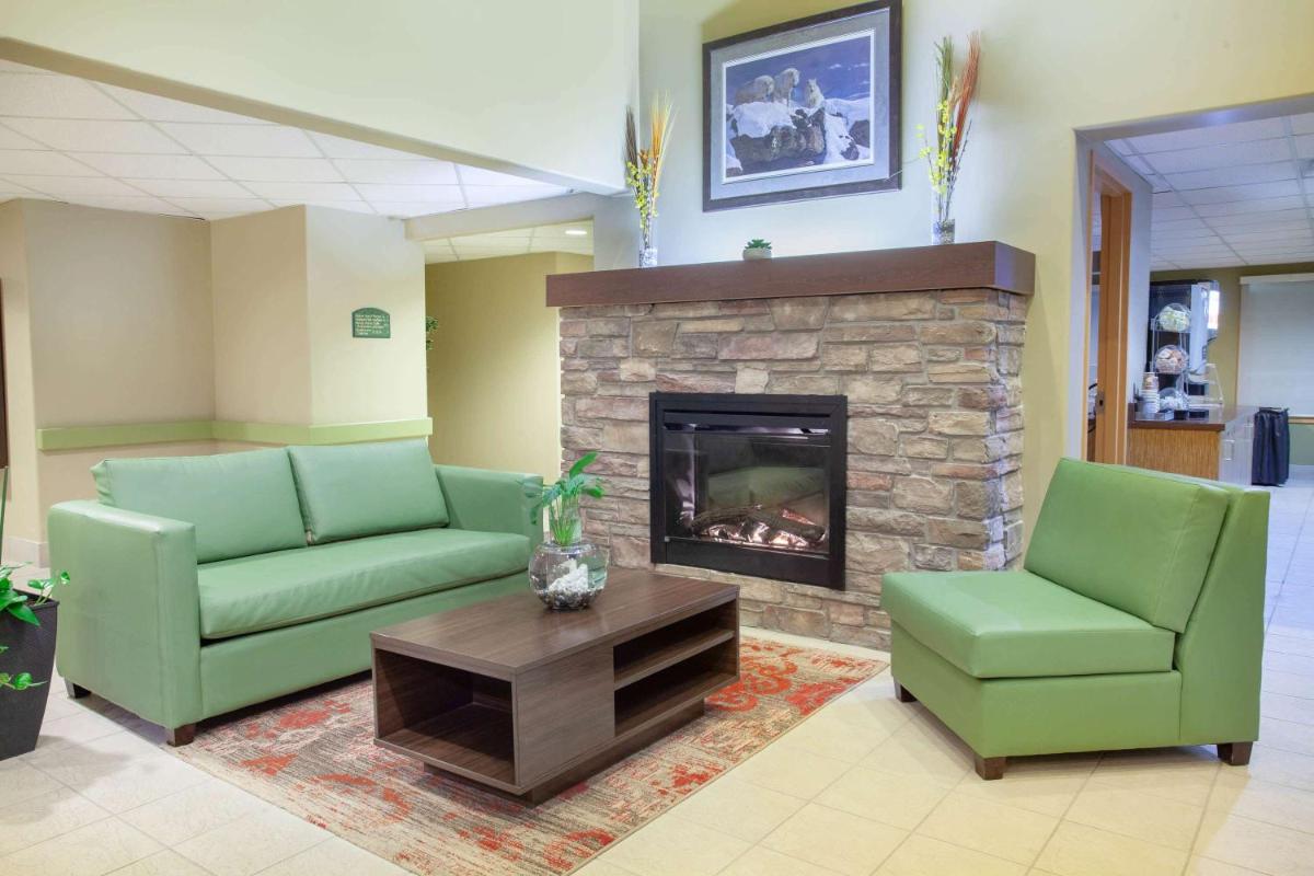 Super 8 by Wyndham Midland - Housity