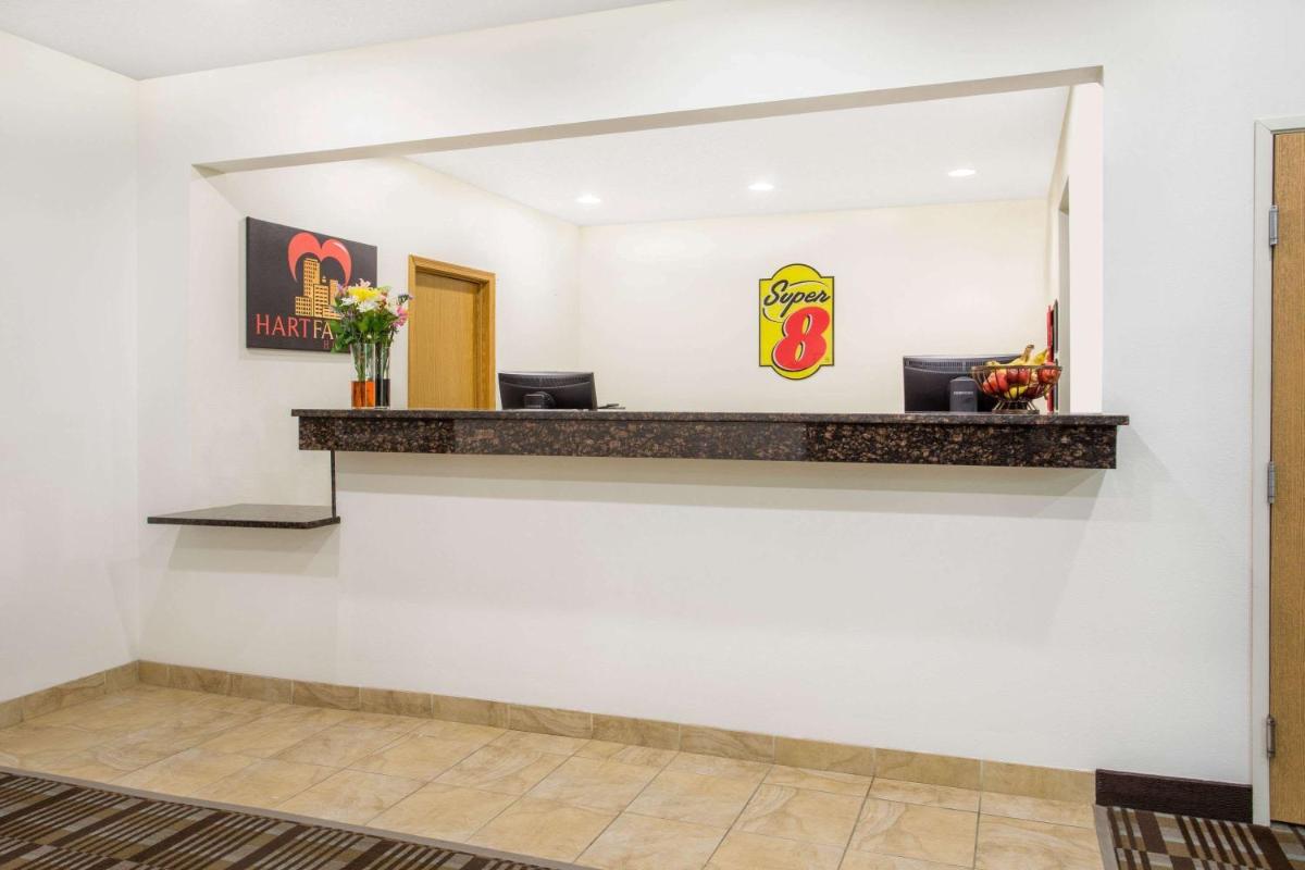 Super 8 by Wyndham Cedar Falls - Housity
