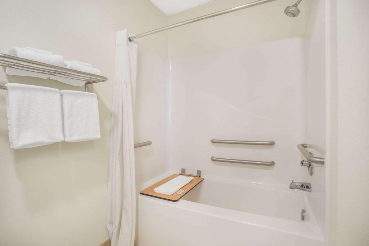 Super 8 by Wyndham Cedar Falls - Housity