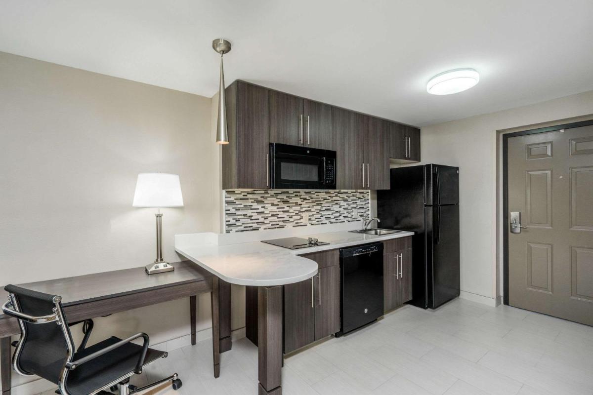Baymont by Wyndham Clarksville - Housity
