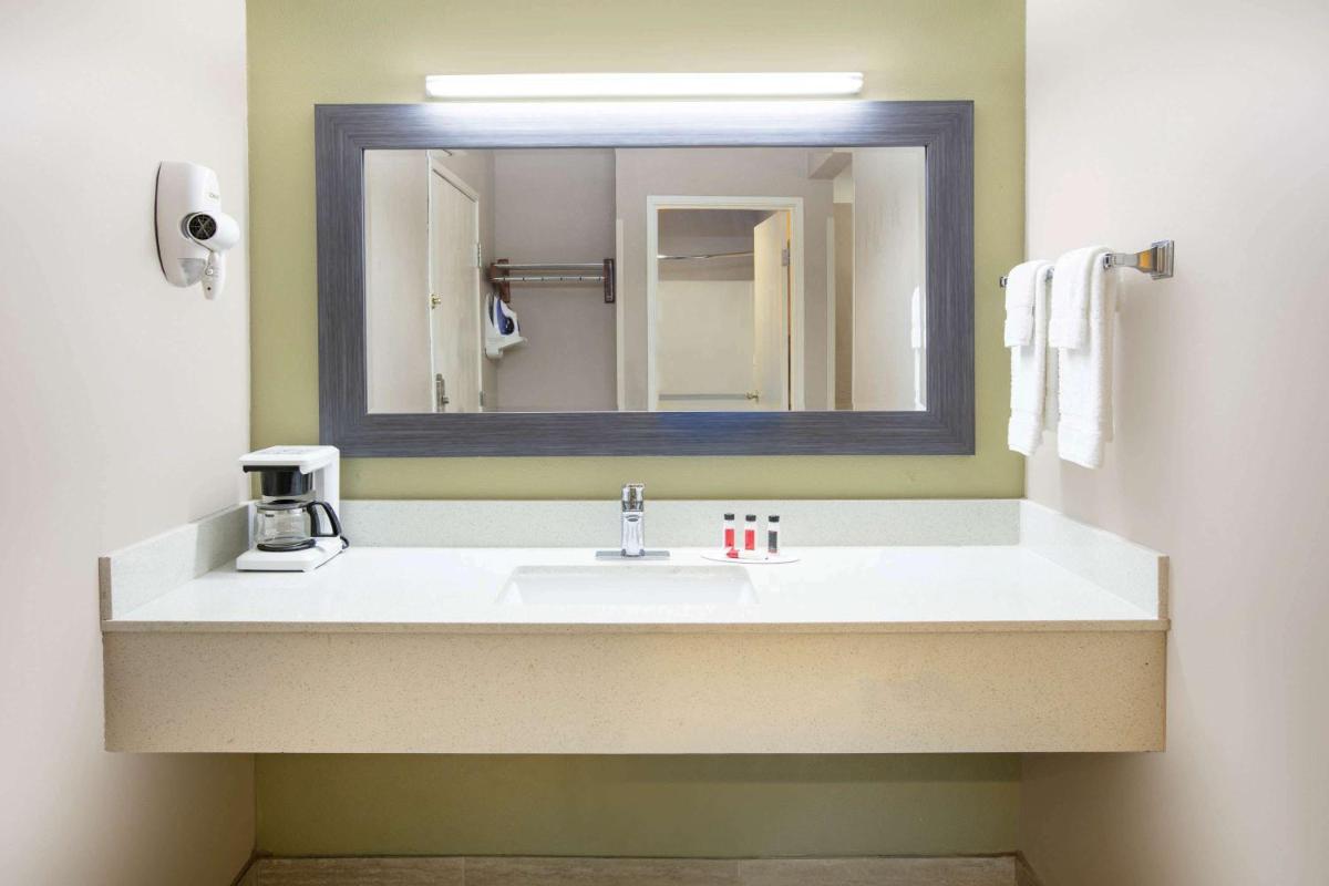 Baymont by Wyndham Plano - Housity