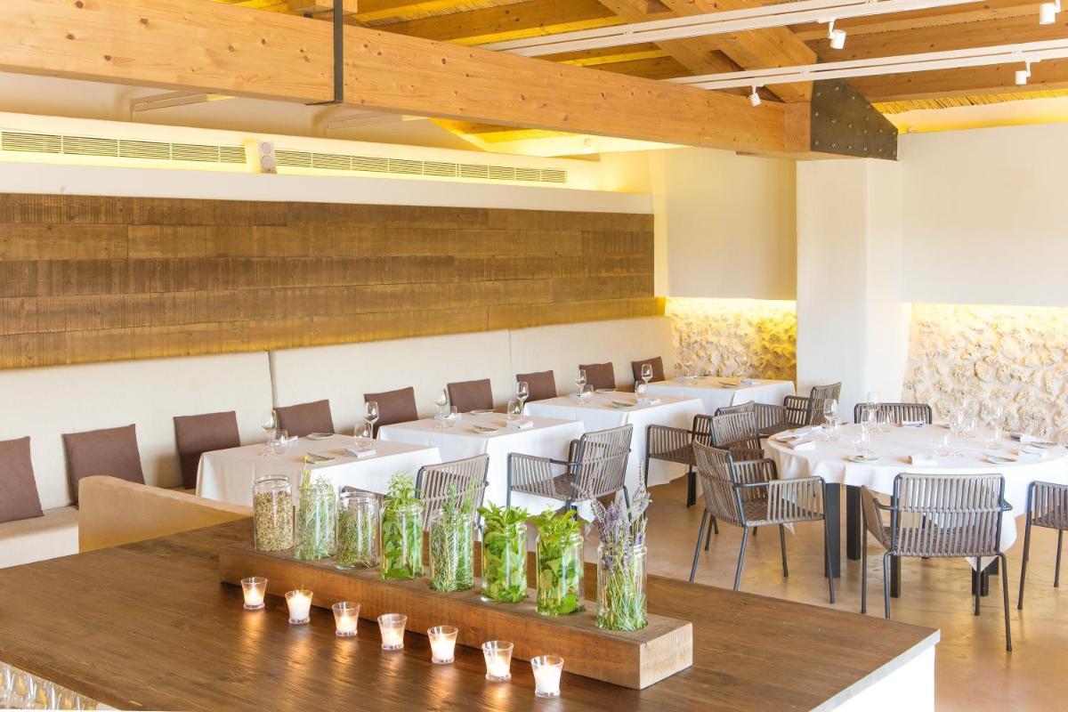 Un restaurante o sitio para comer en Torralbenc, a Small Luxury Hotel of the World